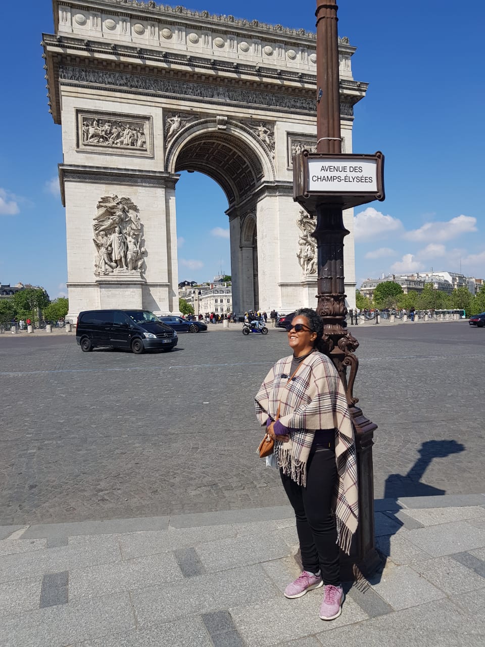 Flavia no Arco do Triunfo, em Paris