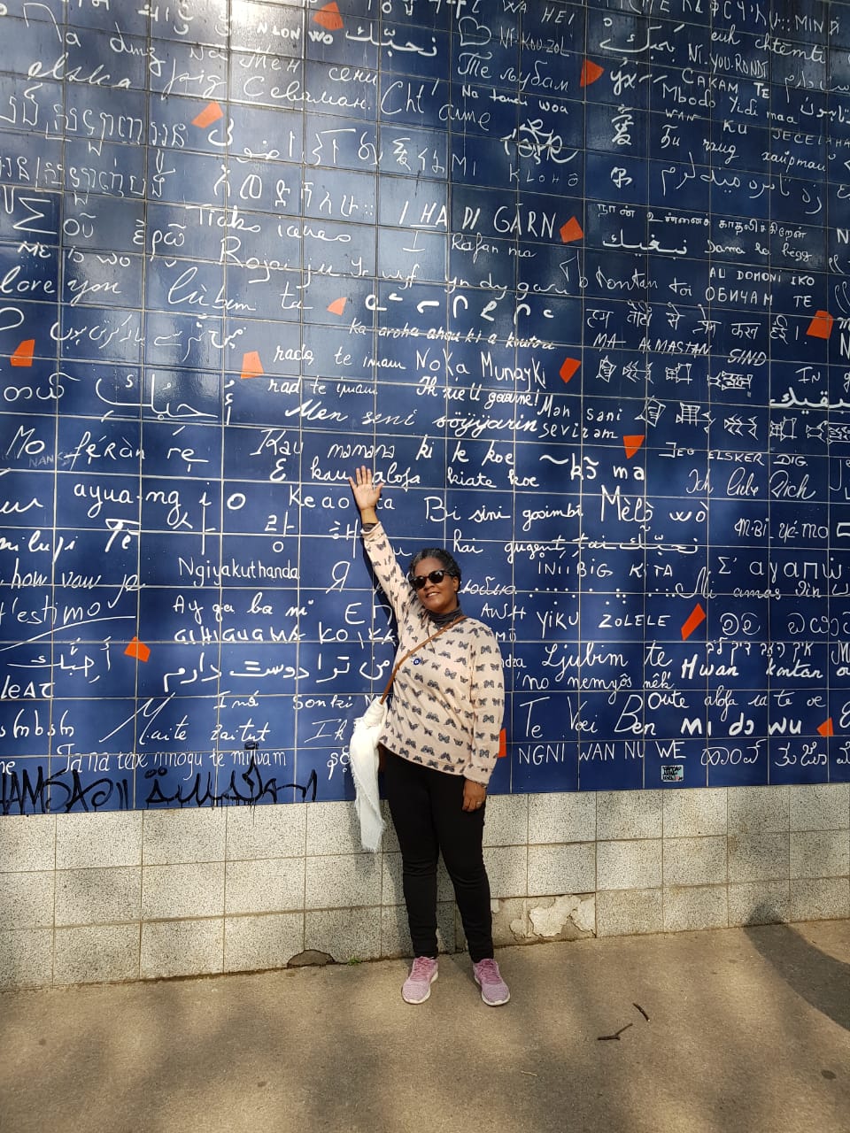 Flavia no muro dos eu te amo, em Montmartre