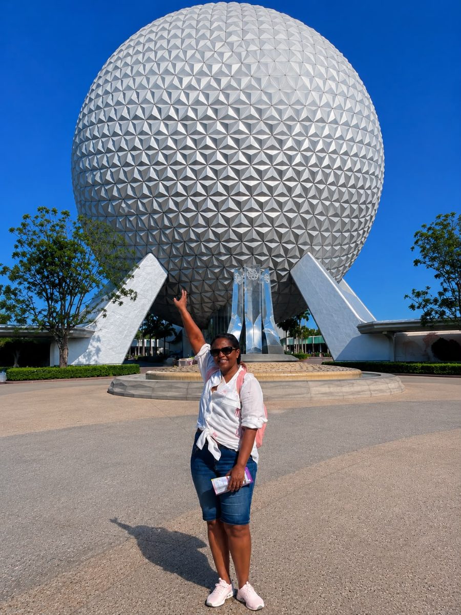 Flavia Silveira em frente à Spaceship Earth, no EPCOT