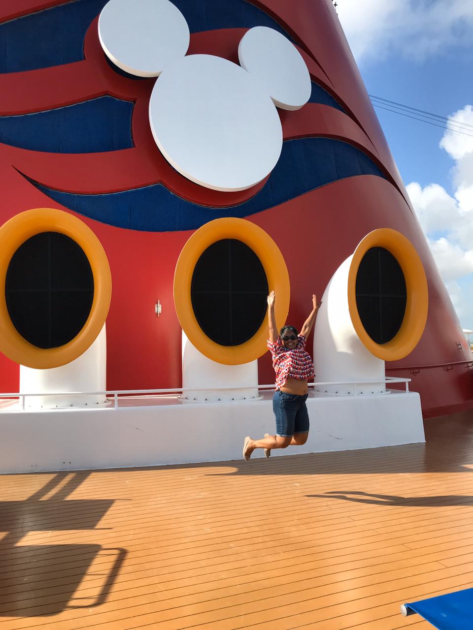 Flavia saltando no deck do navio da Disney