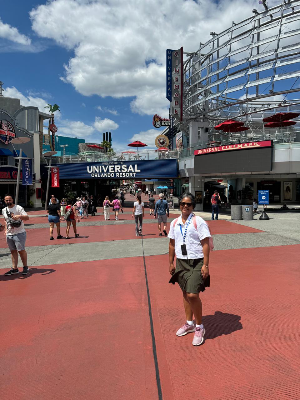 Flavia na entrada do Universal Orlando Resort, no CityWalk